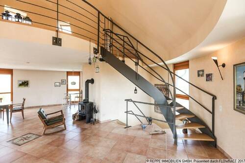 Wohnzimmer Hauptwohnung mit Aufgang zur Galerie - 