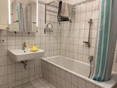 Bad mit Wanne und WC - 