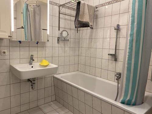 Bad mit Wanne und WC - 