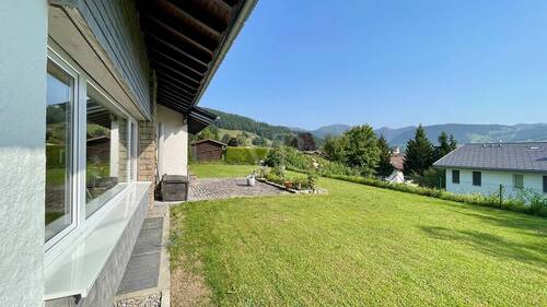 Blick in den Garten - Einfamilienhaus mit 261,00 m&sup2; in Oberstaufen zum Kaufen