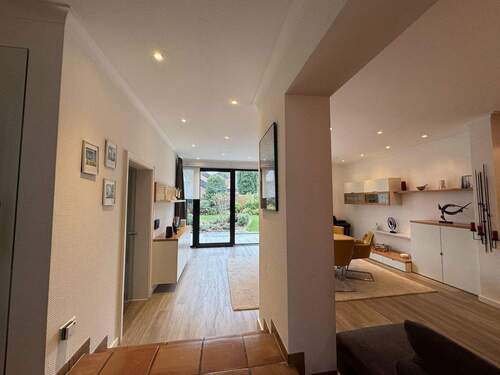 Blick aus der Küche in das WZ - 