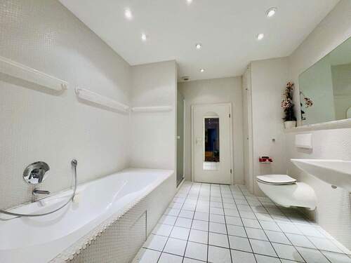 Blick in das Badezimmer OG - 