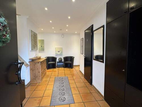 Eingangsbereich mit Garderobe - 8 Zimmer Einfamilienhaus zum Kaufen in Langenhagen