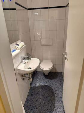 Toilette - Etagenwohnung mit 83,00 m&sup2; in Grünwald zum Kaufen