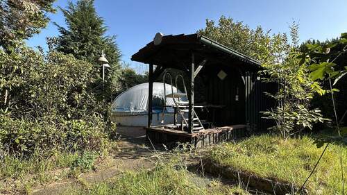 Pool mit Pumpenhäuschen - 