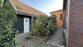 Weg zum Hauseingang und Nebengebäude - Doppelhaushälfte mit 95,00 m&sup2; in Bockelskamp zum Kaufen