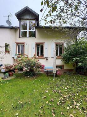 Gartenfassade u. Gaube des OG3 rechts.jpg - 4,5-Zi-Whg 97qm mit Galerie mietfrei + ideal für 2 Generationen + Gründerzeit-4-FamHs + GartenWerkstattHaus + Paradiesgarten