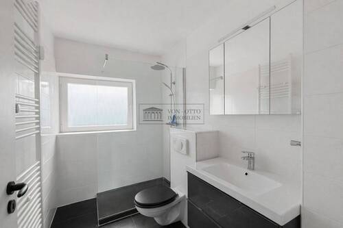 Schönes Duschbadezimmer - 