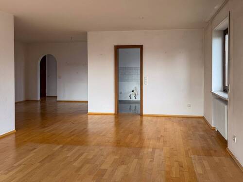 Blick zur Küche und Essbereich - 3 Zimmer Etagenwohnung in Stephanskirchen