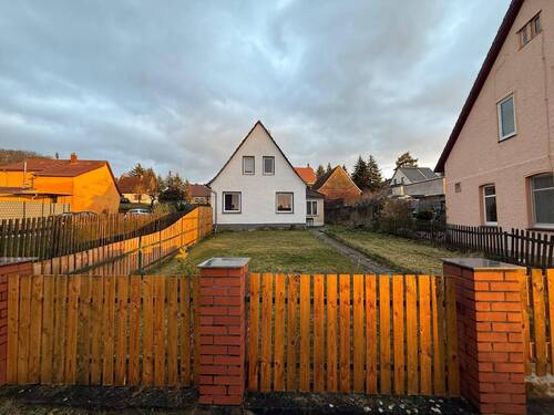 Frontansicht - Hier steckt mehr drin: Familienhaus mit Charme und Technik von heute