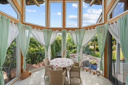 Wintergarten mit Zugang zur Terrasse und Garten - 
