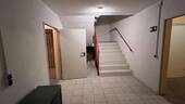 mittlerer Kellerflur mit Treppe zum Erdgeschoss - 