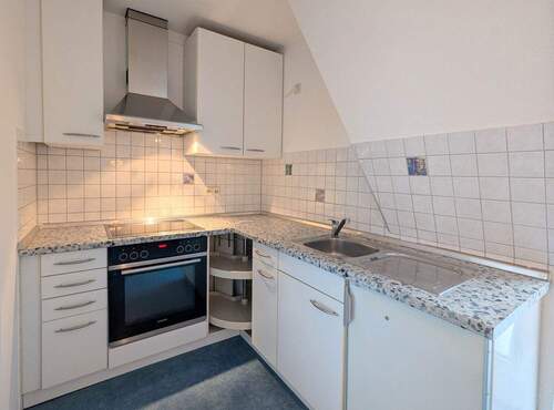 Möblierte Küche mit Einbaugeräten - 