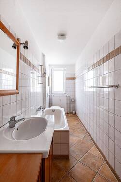 Tageslichtbad mit Wanne - 