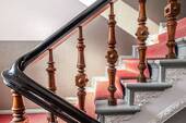 Detailreiche historische Treppe mit originalem Geländer - 