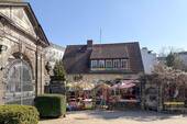 Idyllisches Café Finovo auf dem nahegelegenen Alten Sankt Matthäus Kirchhof - 