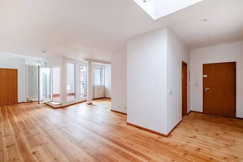 Wohn- und Esszimmer mit Terrasse und Lichtkuppe - Wohnen im Dachgeschoss: 3 Zimmer mit Terrasse im Gründerzeithaus