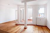 Wohn- und Esszimmer mit Zugang zur Terrasse - 3 Zimmer Etagenwohnung in Berlin