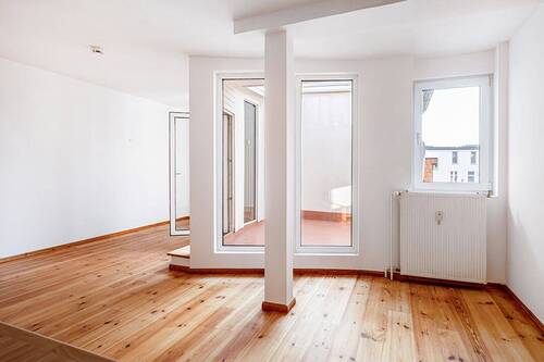 Wohn- und Esszimmer mit Zugang zur Terrasse - 3 Zimmer Etagenwohnung in Berlin