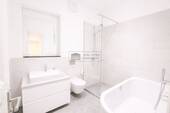 Badezimmer mit Badewanne - 