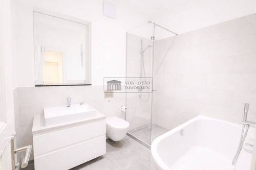 Badezimmer mit Badewanne - 