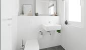 Modernes Gäste-WC im Erdgeschoss - 5 Zimmer Doppelhaushälfte in Wülfrath