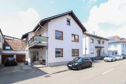 Haus Frontansicht - MFH mit 3 Einheiten, Doppelgarage, im Ortszentrum zur flexiblen Nutzung mit Wertsteigerungspotenzial
