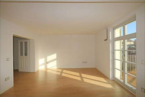 Wohn- Essbereich mit Balkonzugang - 