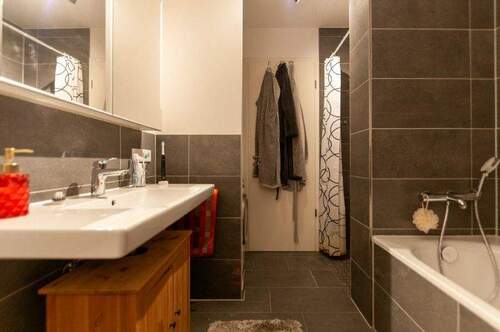 Bad mit WM-Anschluss, Dusche und Wanne - 