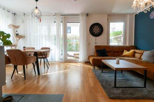 Wohnzimmer Blickrichtung Südost-Terrasse - Neustadt - unerwartet ruhig gelegene 3-Zimmer-Wohnung mit Terrasse und Einbauküche