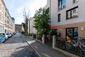 Hausansicht mit Blick in die Straße - 3 Zimmer Terrassenwohnung in Dresden