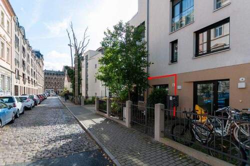 Hausansicht mit Blick in die Straße - 3 Zimmer Terrassenwohnung in Dresden
