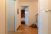 Wohnungtür Blickrichtung Diele mit Schrank, Kinderzimmer und Schlafzimmer - 