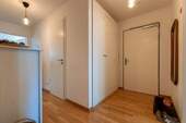Schlafzimmer Blickrichtung Flur, Gäste-WC, Diele mit Schrank und Wohnungstür - 