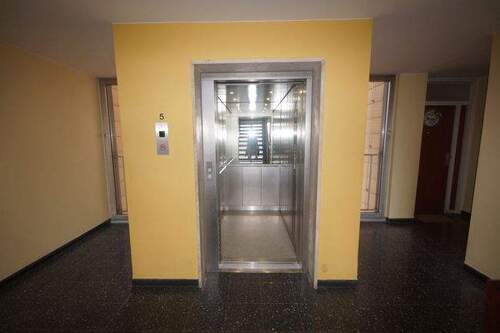 Personenaufzug ( kürzlich modernisiert/erneuert ) - 