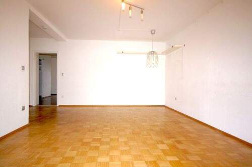 Geräumige Wohnzimmer in L-Form - Etagenwohnung mit 67,40 m&sup2; in München zum Kaufen