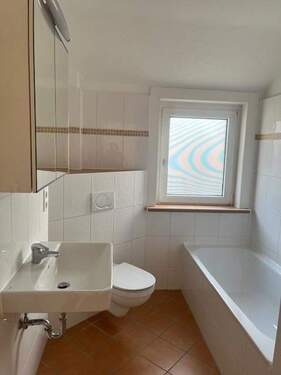 Bad mit Wanne und Fenster - 