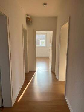 Blick in den Flur - 3 Zimmer Etagenwohnung in Hameln