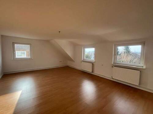 Wohnzimmer mit Fensterfronten - 