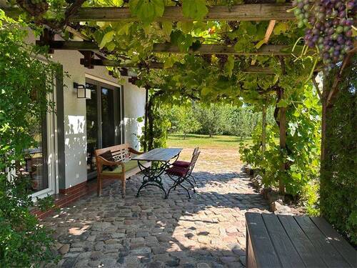 Wein Pergola vorm Haus - In Sommerfeld - Naturidyll vor den Toren Berlins - ca. 162 m² ländliches Wohnhaus mit eigenem Wald