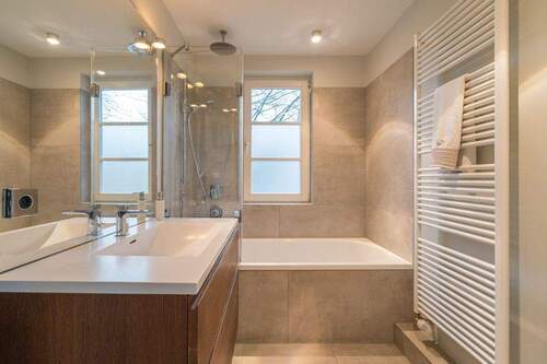 Obergeschoss: Stilvolles Badezimmer mit Bodenerwärmung - 