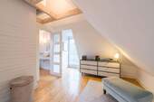 Hell ausgebautes Dachgeschoss mit Gaube - 