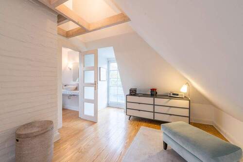 Hell ausgebautes Dachgeschoss mit Gaube - 