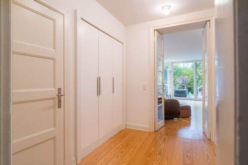 Diele mit maßangefertigten Einbauschränken - 