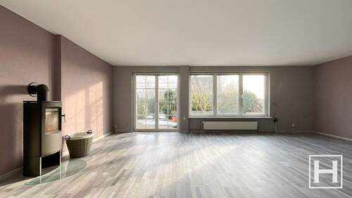 Geräumiges Wohnzimmer - 6 Zimmer Einfamilienhaus zum Kaufen in Neversdorf