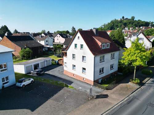 Aussenansicht_Vorne - 9 Zimmer Mehrfamilienhaus, Wohnhaus in Gudensberg