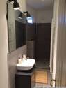 Bad mit ebenerdiger Dusche - 2 Zimmer Etagenwohnung in Berlin