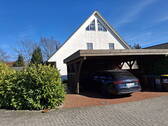 Straßenansicht mit Carport - 
