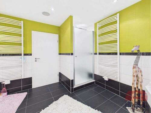 Modern mit Wanne und Dusche - 