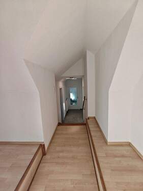 Flur von Wohnen Richtung Küche - 